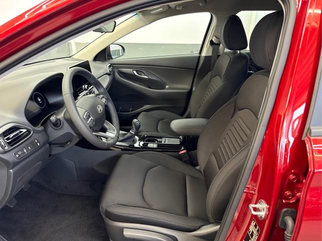 Hyundai / i30 / Rot / / / EDITION NAVI SHZ KLIMAAUTOMATIK RFK LED PDC v+h