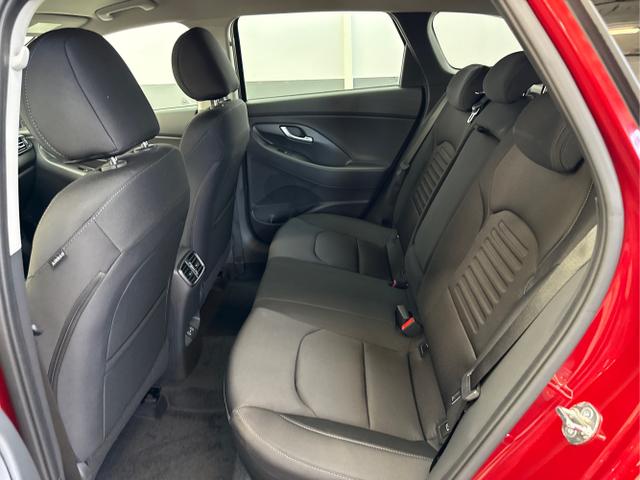 Hyundai / i30 / Rot / / / EDITION NAVI SHZ KLIMAAUTOMATIK RFK LED PDC v+h