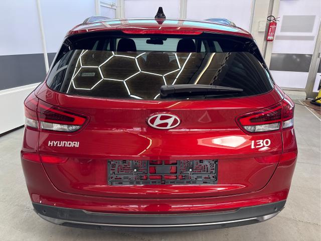 Hyundai / i30 / Rot / / / EDITION NAVI SHZ KLIMAAUTOMATIK RFK LED PDC v+h