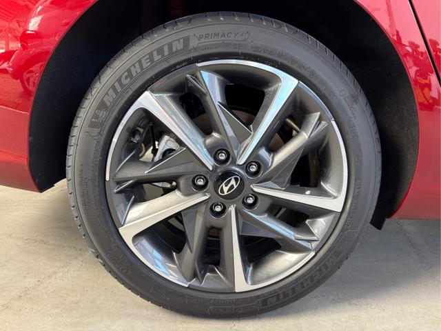 Hyundai / i30 / Rot / / / EDITION NAVI SHZ KLIMAAUTOMATIK RFK LED PDC v+h