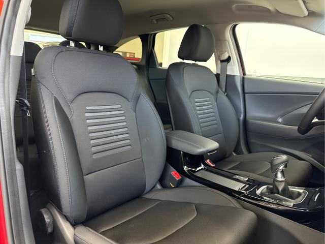 Hyundai / i30 / Rot / / / EDITION NAVI SHZ KLIMAAUTOMATIK RFK LED PDC v+h