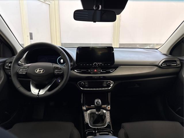 Hyundai / i30 / Rot / / / EDITION NAVI SHZ KLIMAAUTOMATIK RFK LED PDC v+h