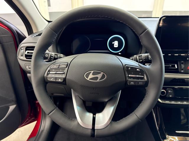Hyundai / i30 / Rot / / / EDITION NAVI SHZ KLIMAAUTOMATIK RFK LED PDC v+h