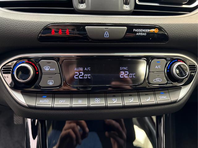 Hyundai / i30 / Rot / / / EDITION NAVI SHZ KLIMAAUTOMATIK RFK LED PDC v+h