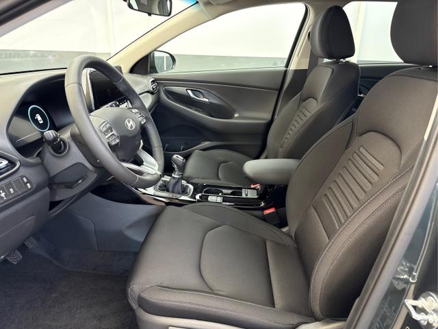 Hyundai / i30 / Grün / / / EDITION NAVI SHZ KLIMAAUTOMATIK RFK LED PDC v+h