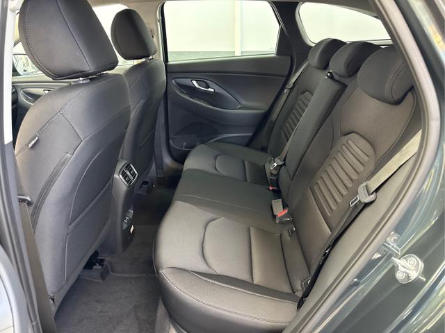 Hyundai / i30 / Grün / / / EDITION NAVI SHZ KLIMAAUTOMATIK RFK LED PDC v+h