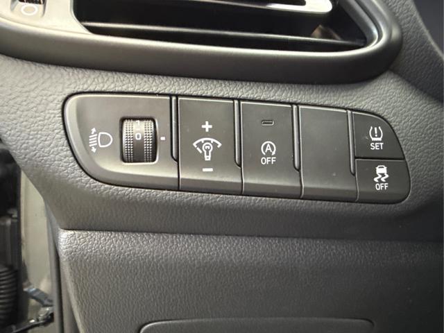 Hyundai / i30 / Grün / / / EDITION NAVI SHZ KLIMAAUTOMATIK RFK LED PDC v+h