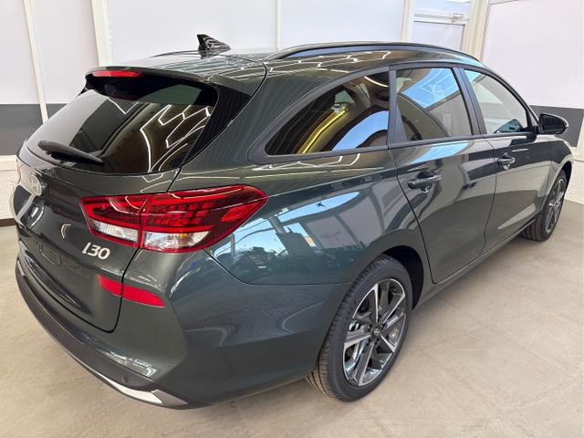 Hyundai / i30 / Grün / / / EDITION NAVI SHZ KLIMAAUTOMATIK RFK LED PDC v+h