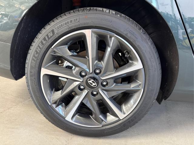 Hyundai / i30 / Grün / / / EDITION NAVI SHZ KLIMAAUTOMATIK RFK LED PDC v+h