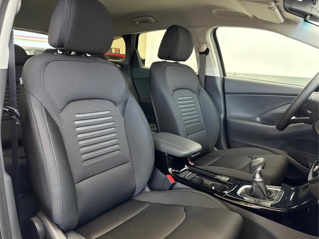 Hyundai / i30 / Grün / / / EDITION NAVI SHZ KLIMAAUTOMATIK RFK LED PDC v+h