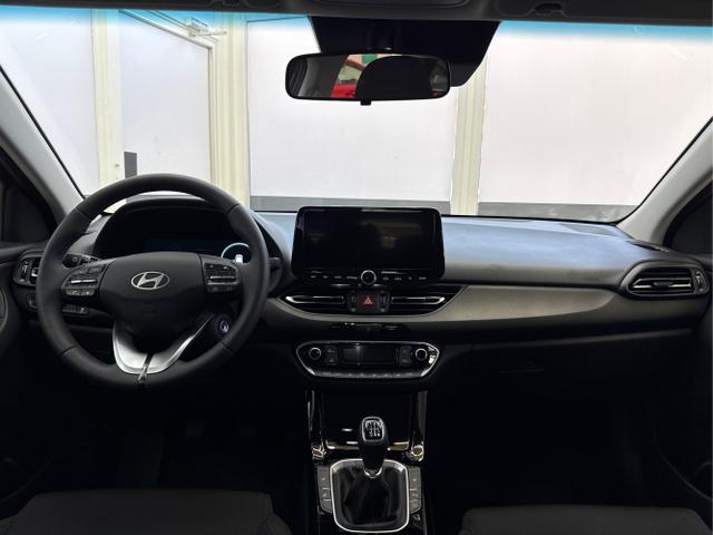 Hyundai / i30 / Grün / / / EDITION NAVI SHZ KLIMAAUTOMATIK RFK LED PDC v+h