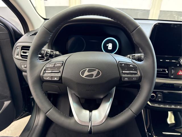 Hyundai / i30 / Grün / / / EDITION NAVI SHZ KLIMAAUTOMATIK RFK LED PDC v+h