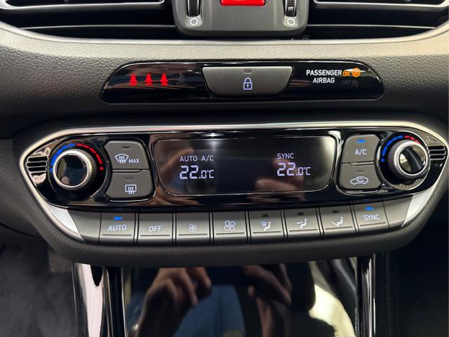 Hyundai / i30 / Grün / / / EDITION NAVI SHZ KLIMAAUTOMATIK RFK LED PDC v+h
