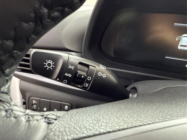 Hyundai / BAYON / Weiß / / / DCT SHZ NAVI RFK PDC 