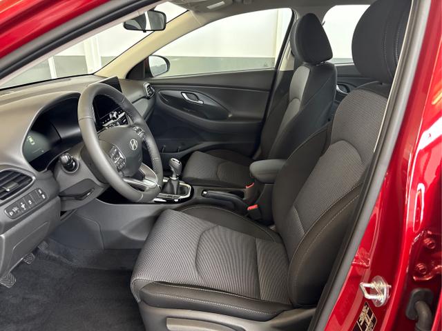 Hyundai / i30 / Rot / / / NAVI LED RFK PDC