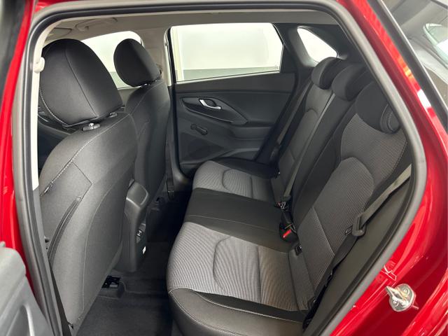 Hyundai / i30 / Rot / / / NAVI LED RFK PDC