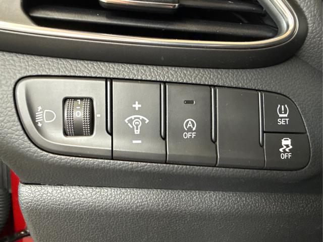 Hyundai / i30 / Rot / / / NAVI LED RFK PDC