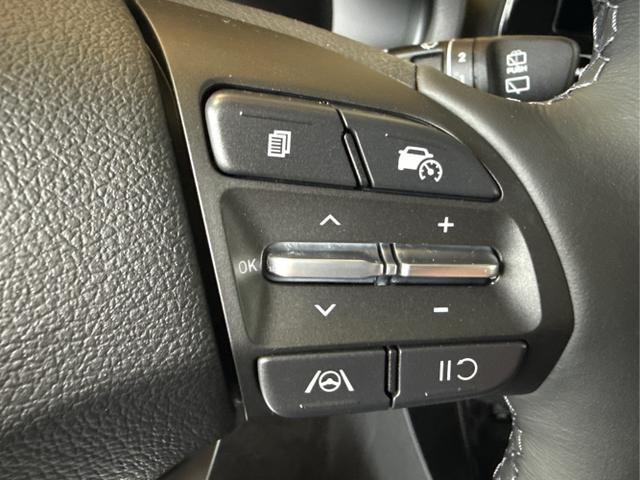 Hyundai / i30 / Rot / / / NAVI LED RFK PDC