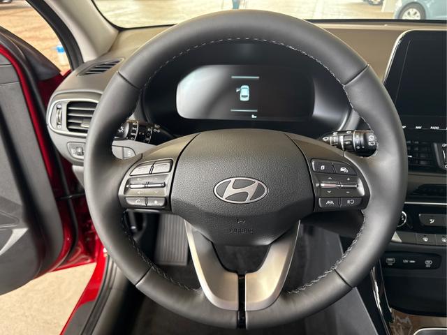 Hyundai / i30 / Rot / / / NAVI LED RFK PDC