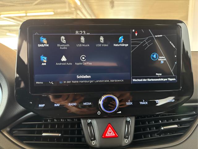 Hyundai / i30 / Rot / / / NAVI LED RFK PDC