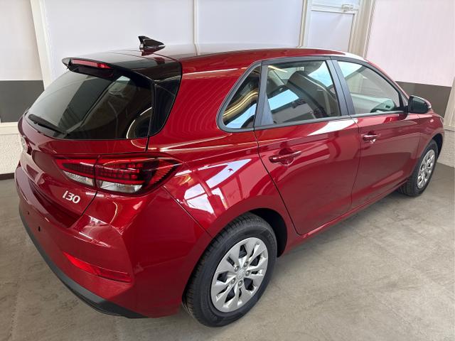 Hyundai / i30 / Rot / / / NAVI LED RFK PDC