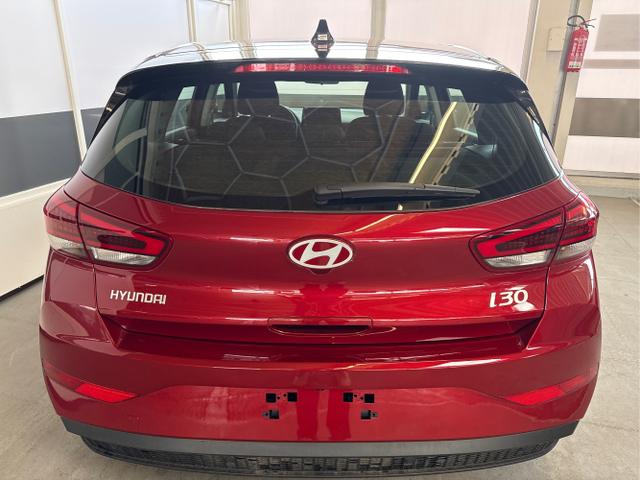 Hyundai / i30 / Rot / / / NAVI LED RFK PDC