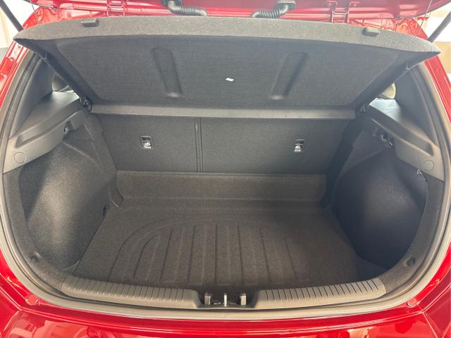 Hyundai / i30 / Rot / / / NAVI LED RFK PDC