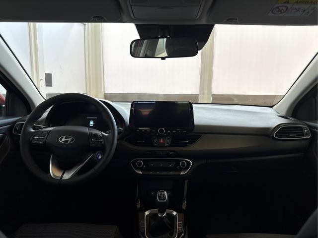 Hyundai / i30 / Rot / / / NAVI LED RFK PDC