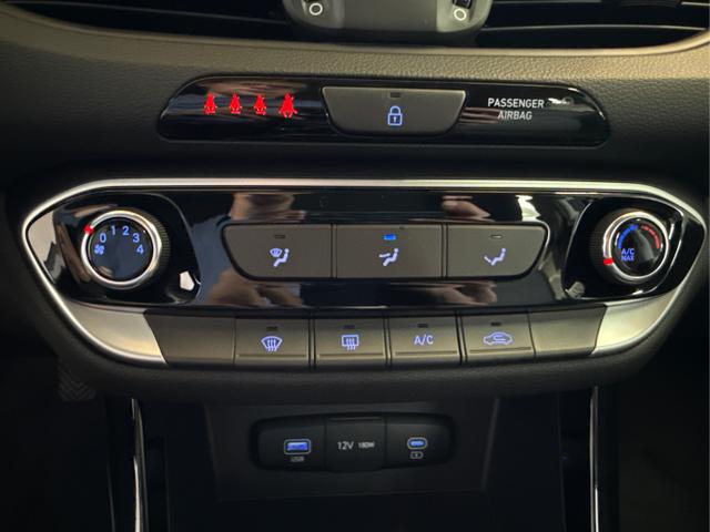 Hyundai / i30 / Rot / / / NAVI LED RFK PDC