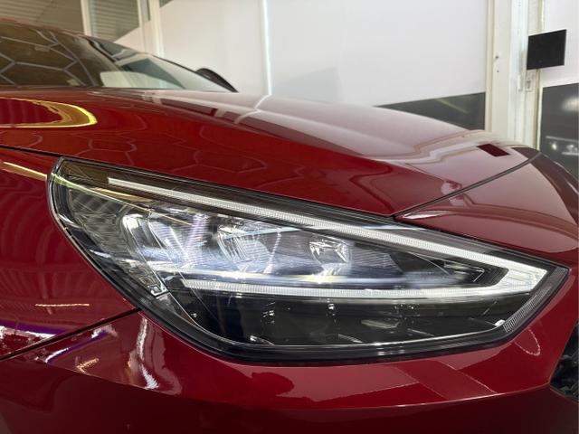 Hyundai / i30 / Rot / / / NAVI LED RFK PDC