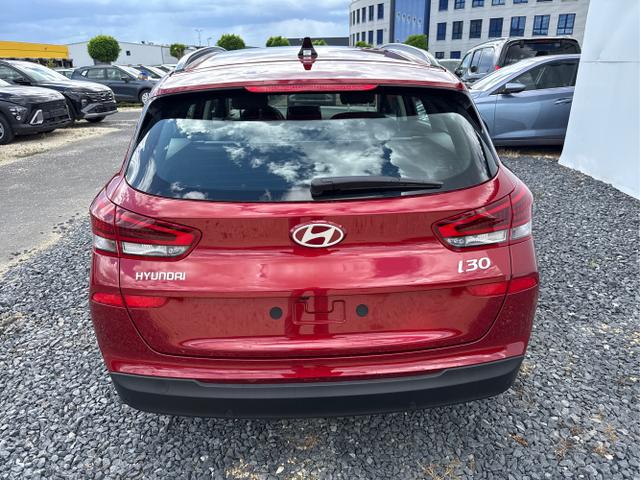 Hyundai / i30 / Rot / / / NAVI SHZ RFK PDC v+h 