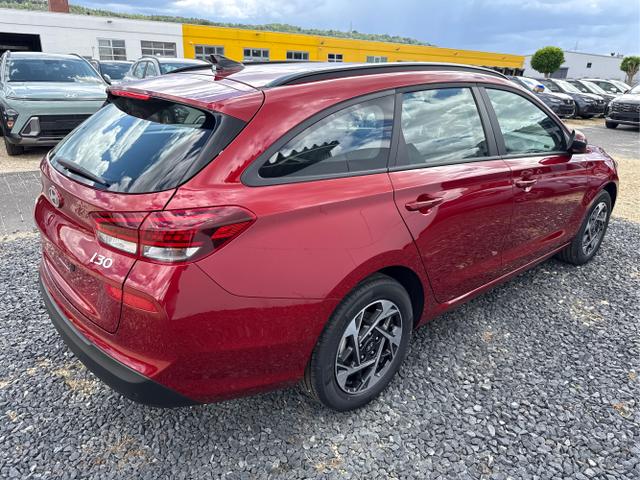 Hyundai / i30 / Rot / / / NAVI SHZ RFK PDC v+h 