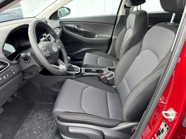 Hyundai / i30 / Rot / / / NAVI SHZ RFK PDC v+h 