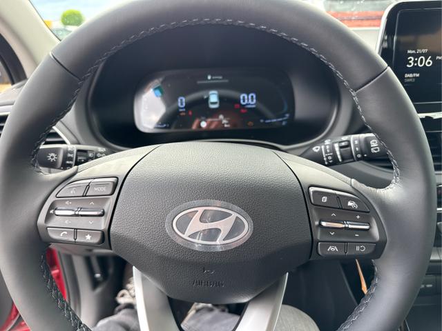 Hyundai / i30 / Rot / / / NAVI SHZ RFK PDC v+h 