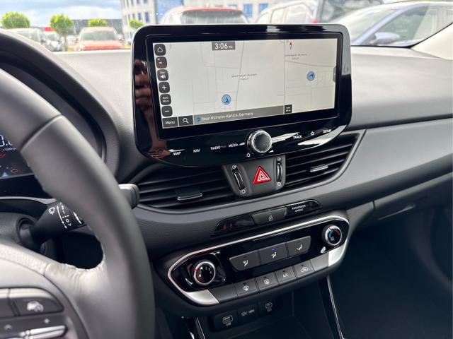 Hyundai / i30 / Rot / / / NAVI SHZ RFK PDC v+h 
