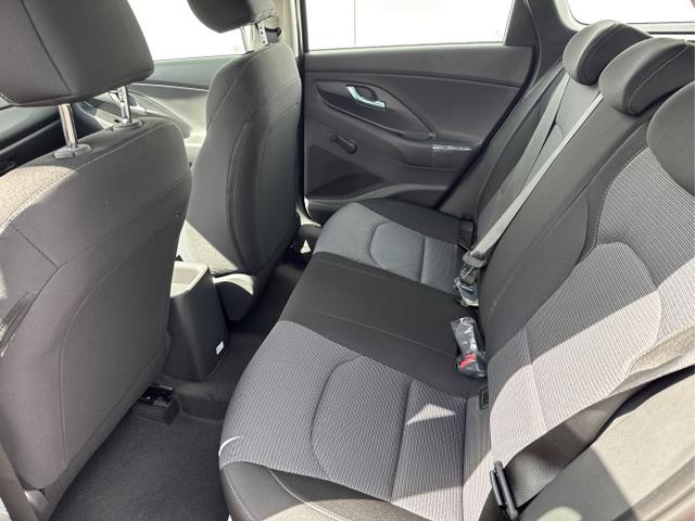 Hyundai / i30 / Rot / / / NAVI SHZ RFK PDC v+h 