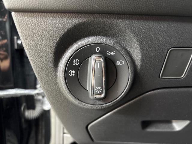Seat / Leon / Schwarz / / / NAVI SHZ LED 