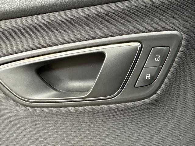 Seat / Leon / Schwarz / / / NAVI SHZ LED 