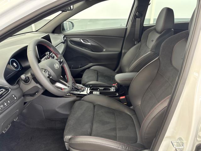 Hyundai / i30 / Weiß / / / DCT ACC NAVI RFK WP 