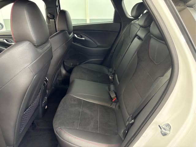 Hyundai / i30 / Weiß / / / DCT ACC NAVI RFK WP 