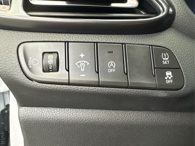 Hyundai / i30 / Weiß / / / DCT ACC NAVI RFK WP 