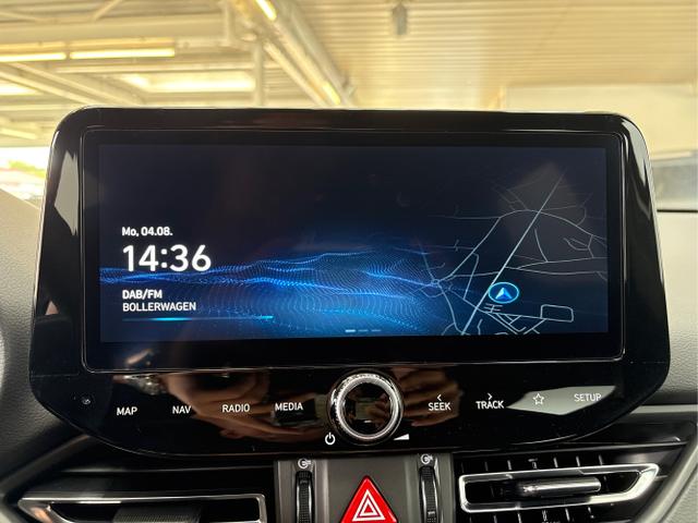 Hyundai / i30 / Weiß / / / DCT ACC NAVI RFK WP 