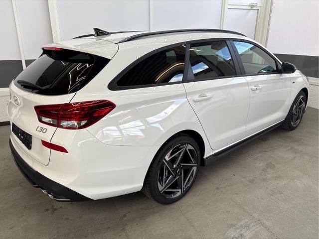 Hyundai / i30 / Weiß / / / DCT ACC NAVI RFK WP 
