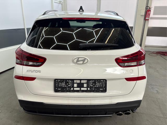 Hyundai / i30 / Weiß / / / DCT ACC NAVI RFK WP 
