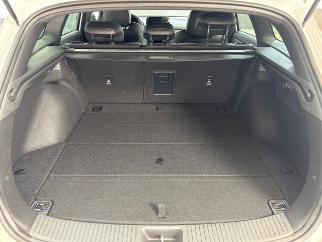 Hyundai / i30 / Weiß / / / DCT ACC NAVI RFK WP 