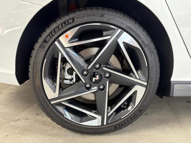 Hyundai / i30 / Weiß / / / DCT ACC NAVI RFK WP 