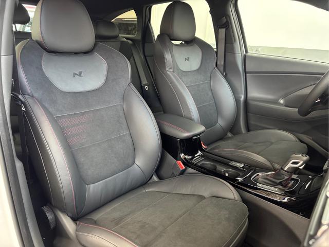Hyundai / i30 / Weiß / / / DCT ACC NAVI RFK WP 