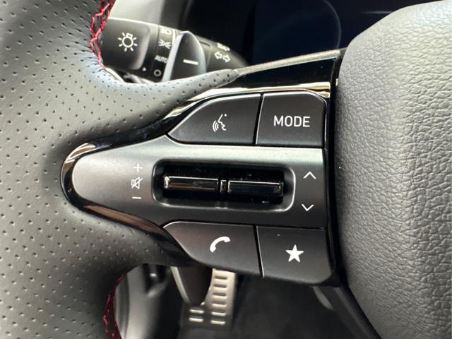 Hyundai / i30 / Weiß / / / DCT ACC NAVI RFK WP 