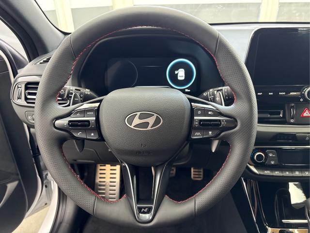 Hyundai / i30 / Weiß / / / DCT ACC NAVI RFK WP 