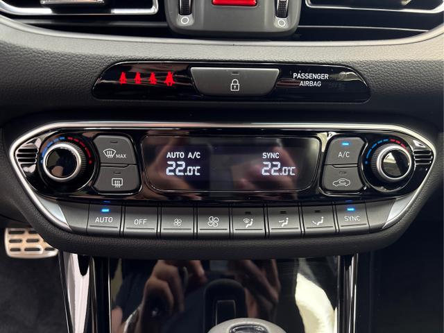 Hyundai / i30 / Weiß / / / DCT ACC NAVI RFK WP 